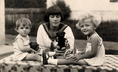 Erika with aunt Renata and sister Šarlota (Šarika)