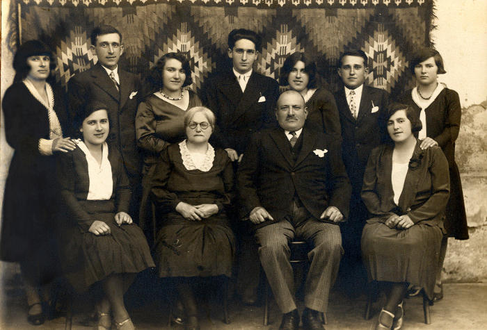 Fotografija družine Hiršl, Tešanovci 1930/1931. Iz osebnega arhiva Erike Fürst.